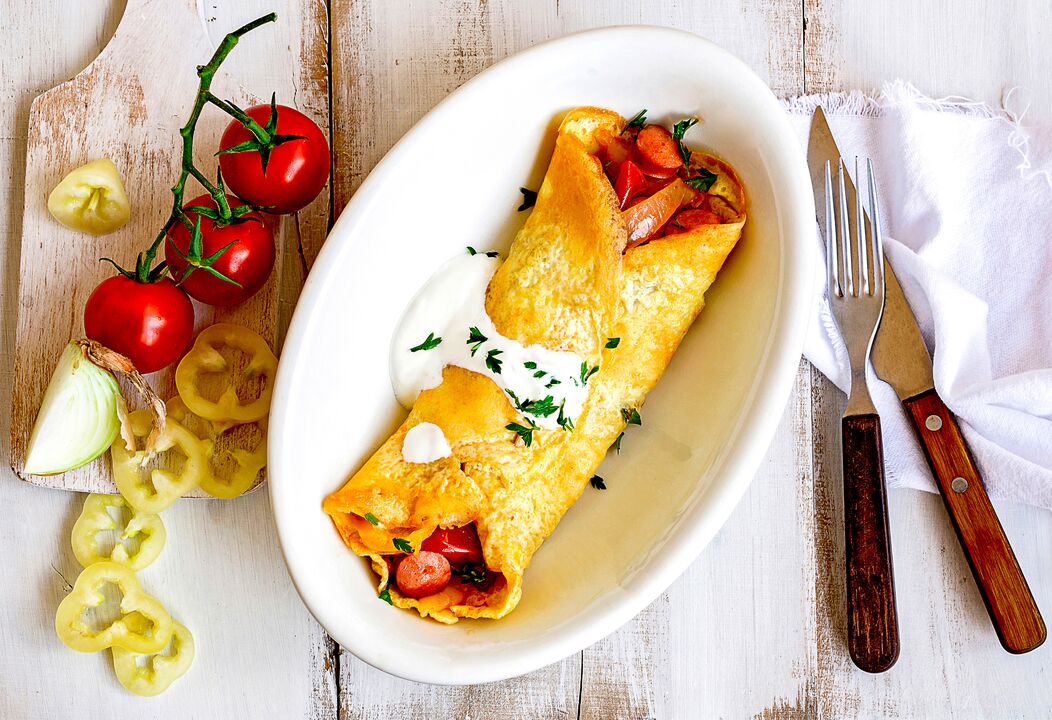 No café da manhã, quem está perdendo peso com dieta cetogênica come uma omelete com queijo, legumes e presunto