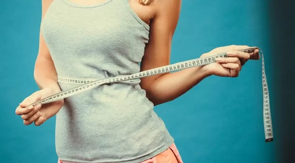 Garota esbelta corrige os resultados da perda de peso em uma semana