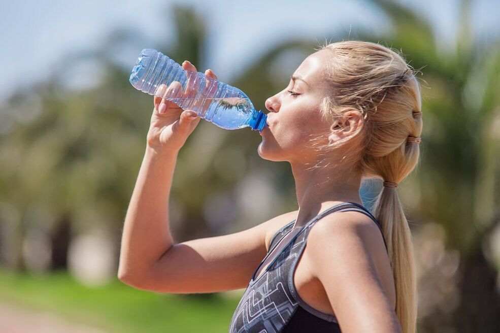 Beber água suficiente para lutar contra a obesidade